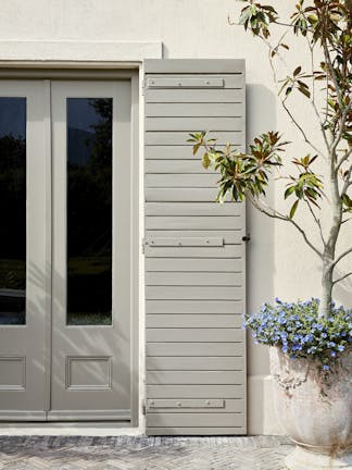 Auch Fenster und Türen aus Holz können mit Intelligent Exterior Eggshell gestrichen werden.