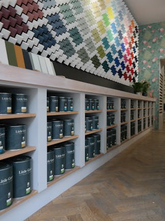 An der Farbwand sind alle Little Greene Farben in allen Abstufungen angeordnet. 