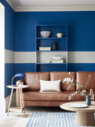 Blaues Wohnzimmer mit horizontal verlaufendem Streifen in Silber 